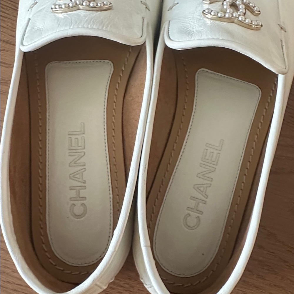 CHANEL Pearl CC logo White Leather Loafers - Picture 4 of 9